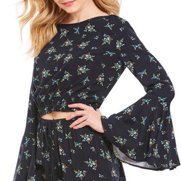 Chelsea & Violet Bell sleeve crop Top - Picture 1 of 4